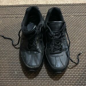 Men’s 9.5 non slip black shoes